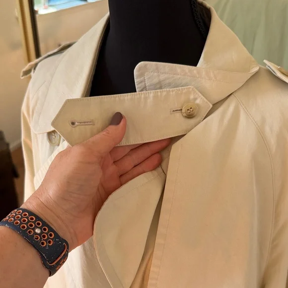 Vintage Burberry Beige Trench Coat with Classic Silhouette,size Large - Picture 9 of 16